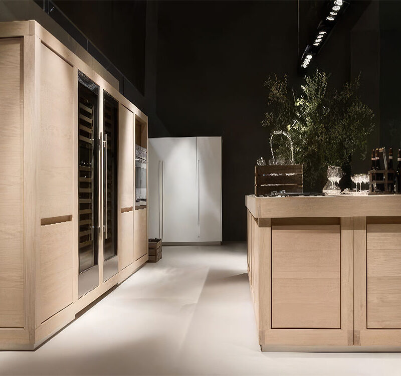 cucina wood di design in legno chiaro senza maniglie composta da armadio e isola con piano cottura