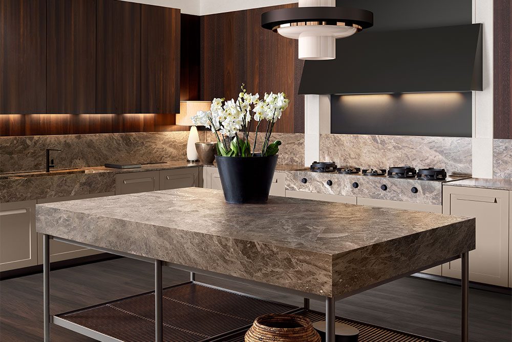 anteprima-impronta cucina classica ed elegante in marmo e legno con isola modello impronta con maniglie
