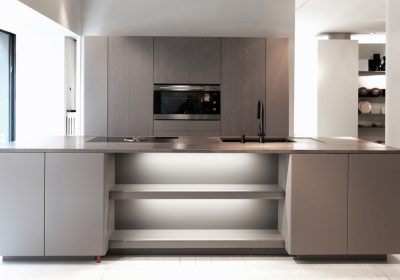 homeTouch_effeti Cucina da sogno moderna in stile toscano, con armadi in legno grigio chiaro e scuro.